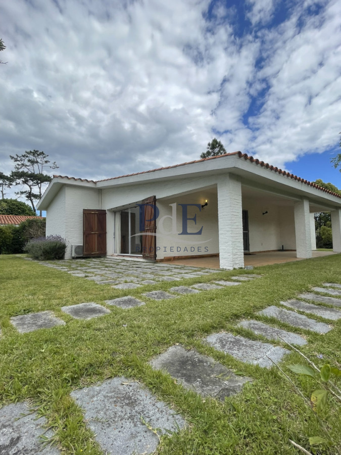 Casa en venta de 3 dormitorios más casa de huéspedes | Playa Mansa. - Imagen 10