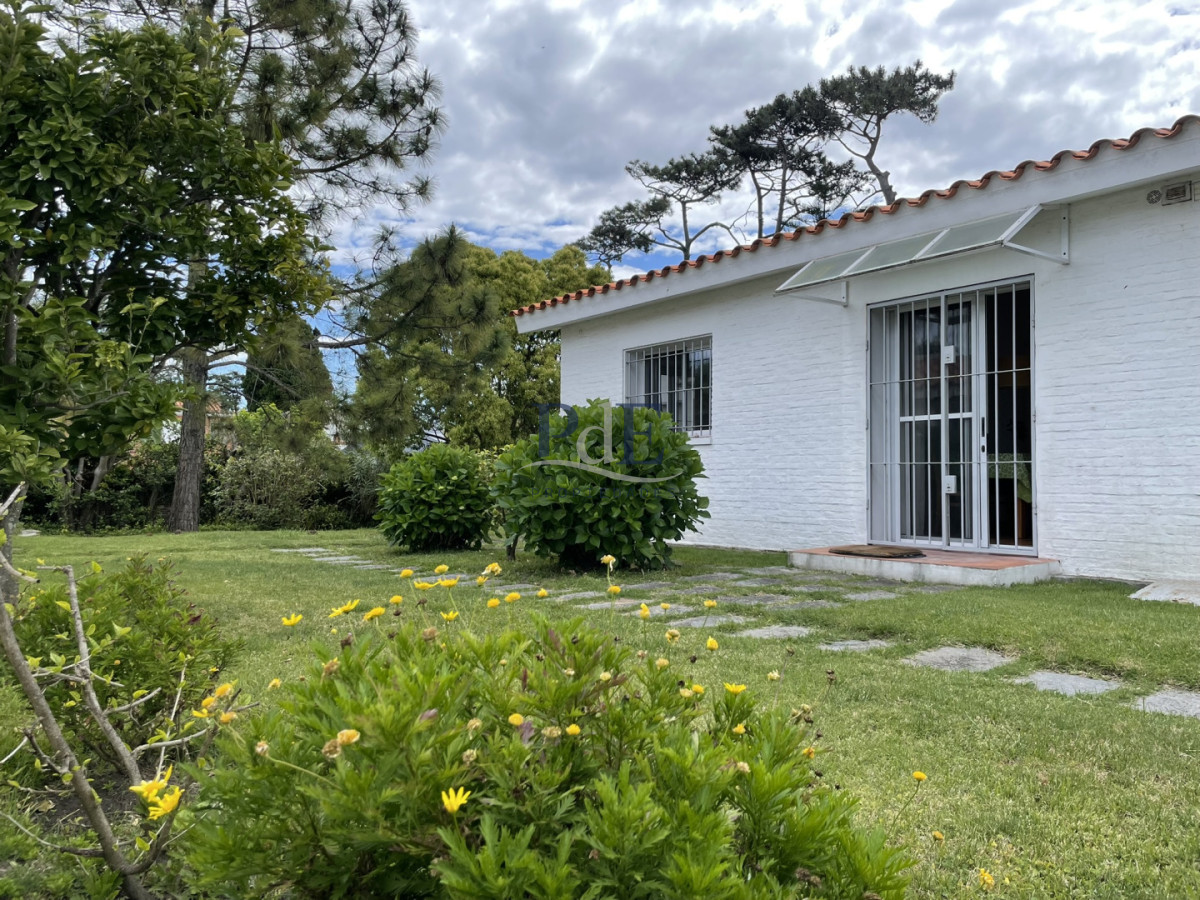 Casa en venta de 3 dormitorios más casa de huéspedes | Playa Mansa. - Imagen 14