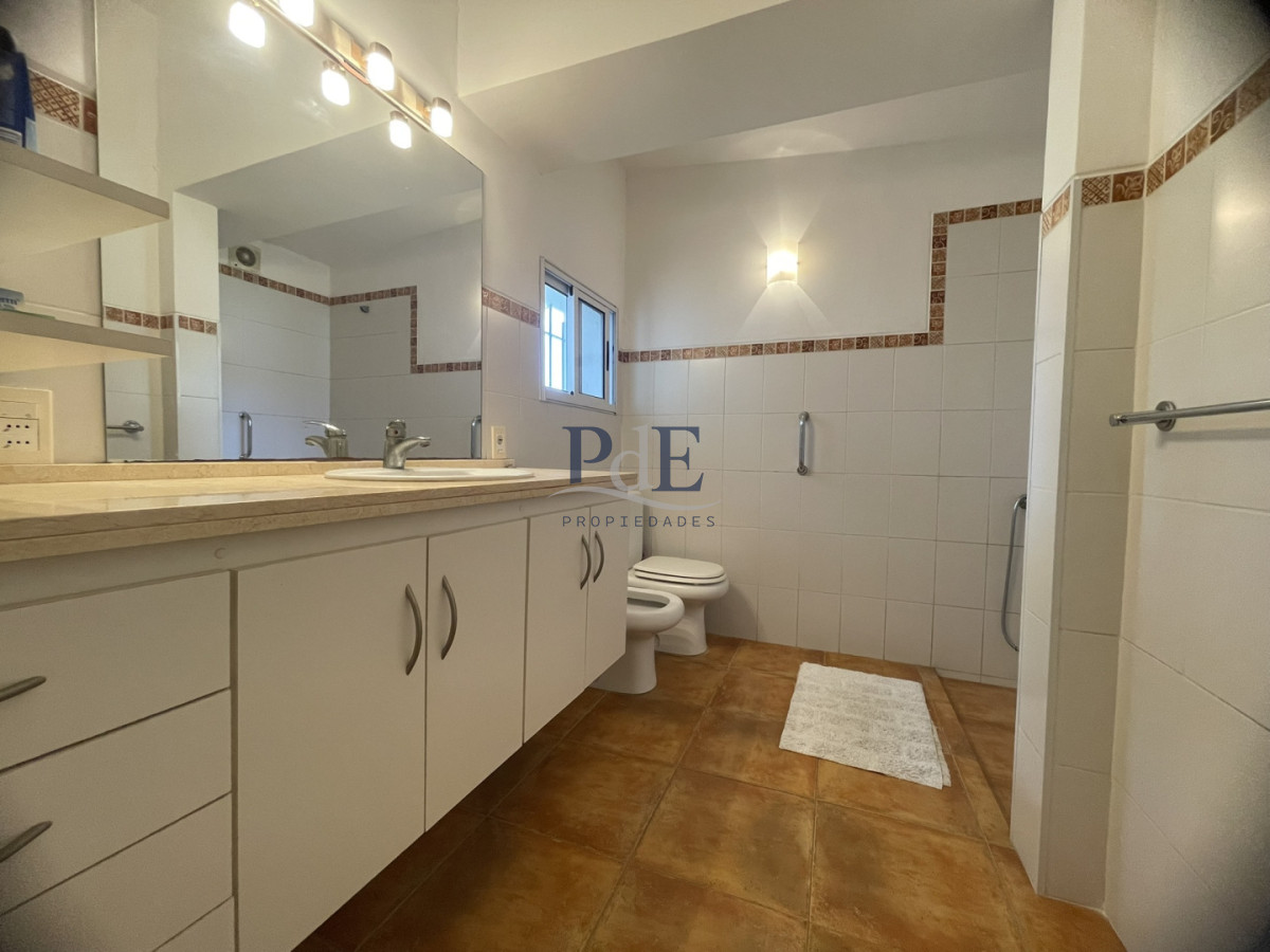 Casa en venta de 3 dormitorios más casa de huéspedes | Playa Mansa. - Imagen 32