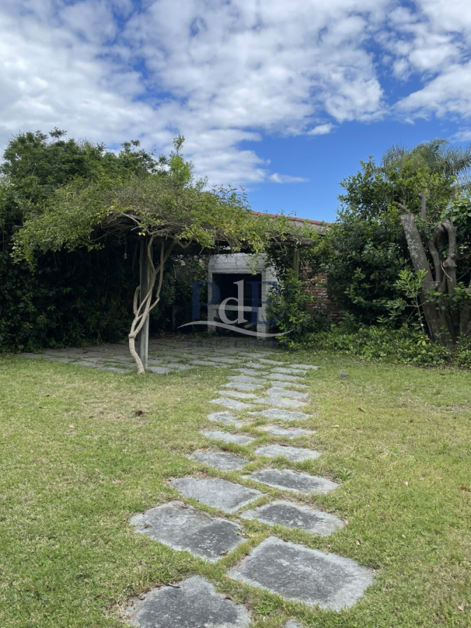 Casa en venta de 3 dormitorios más casa de huéspedes | Playa Mansa. - Imagen 15