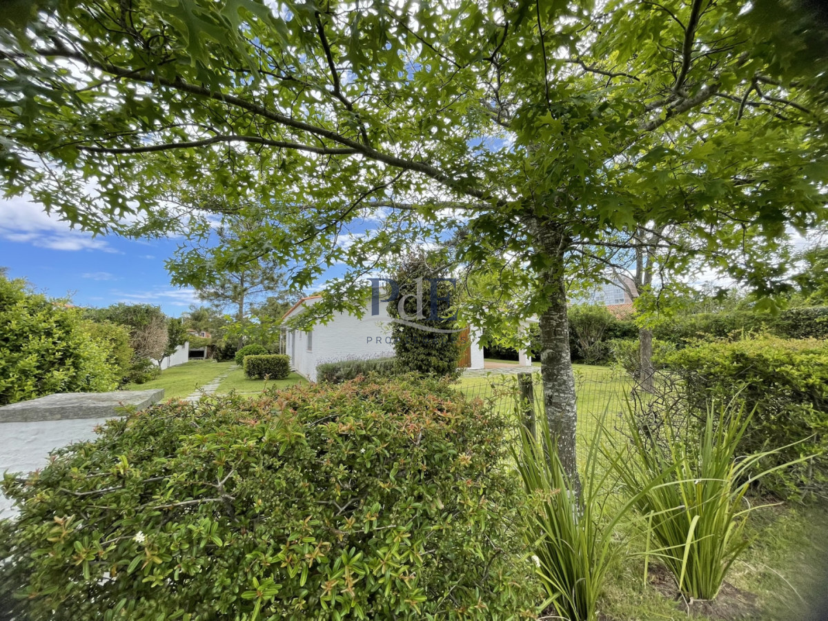 Casa en venta de 3 dormitorios más casa de huéspedes | Playa Mansa. - Imagen 50