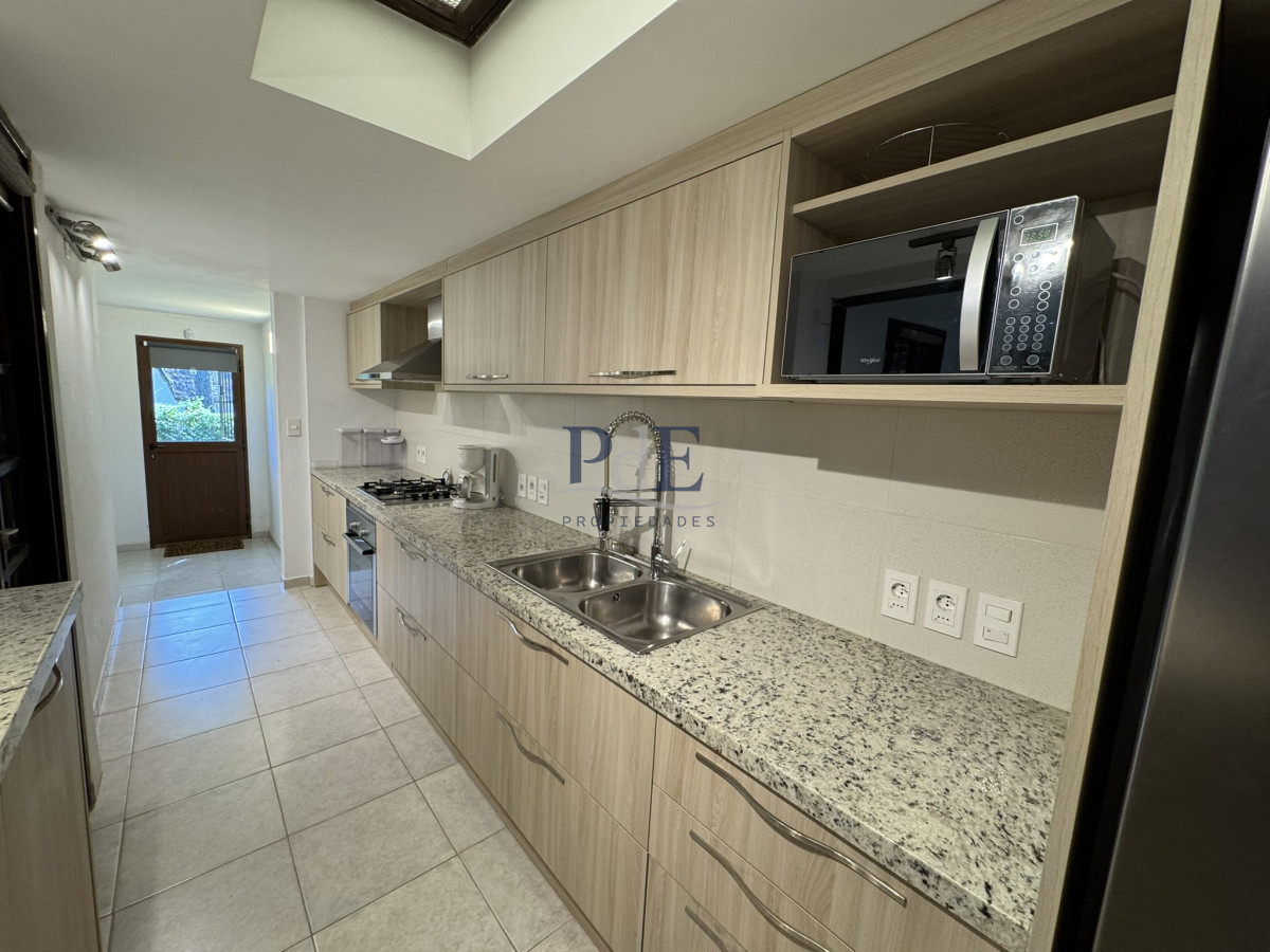 Casa de 3 dormitorios, 2 baños y amplias galerías. Punta del Este - Imagen 21