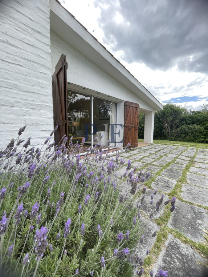 Casa en venta de 3 dormitorios más casa de huéspedes | Playa Mansa. - Imagen 11