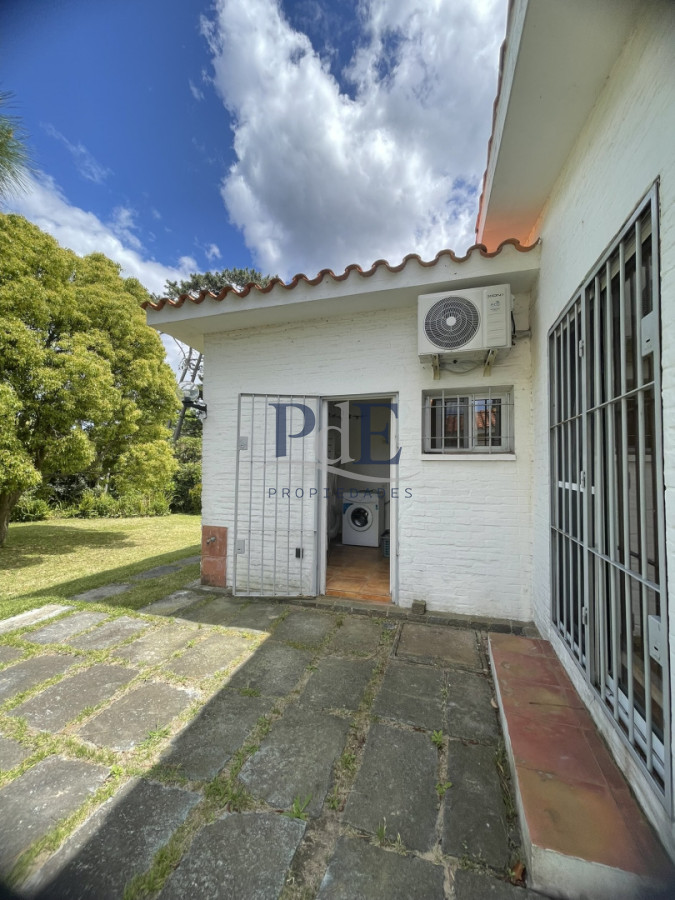 Casa en venta de 3 dormitorios más casa de huéspedes | Playa Mansa. - Imagen 41