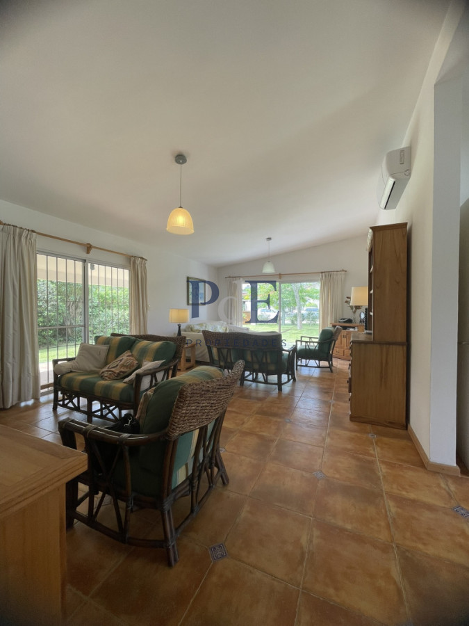 Casa en venta de 3 dormitorios más casa de huéspedes | Playa Mansa. - Imagen 2