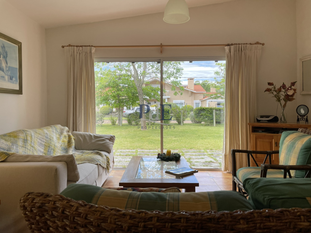 Casa en venta de 3 dormitorios más casa de huéspedes | Playa Mansa. - Imagen 1