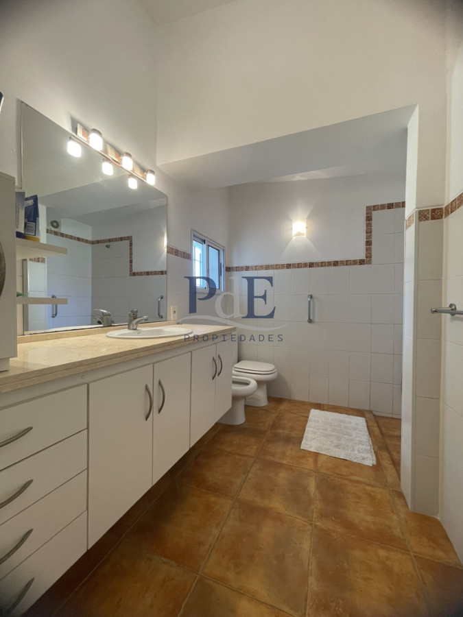 Casa en venta de 3 dormitorios más casa de huéspedes | Playa Mansa. - Imagen 30