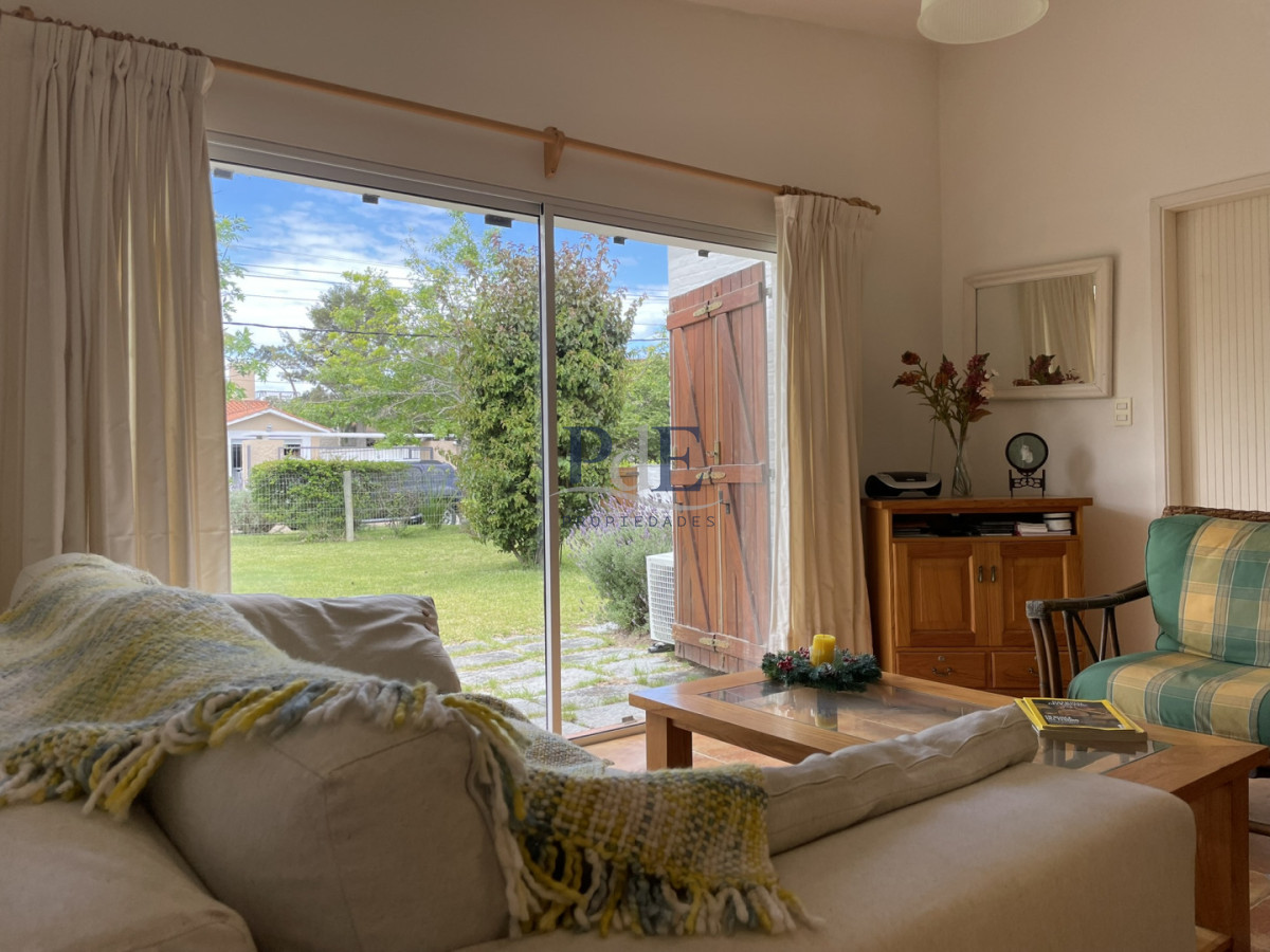 Casa en venta de 3 dormitorios más casa de huéspedes | Playa Mansa. - Imagen 3