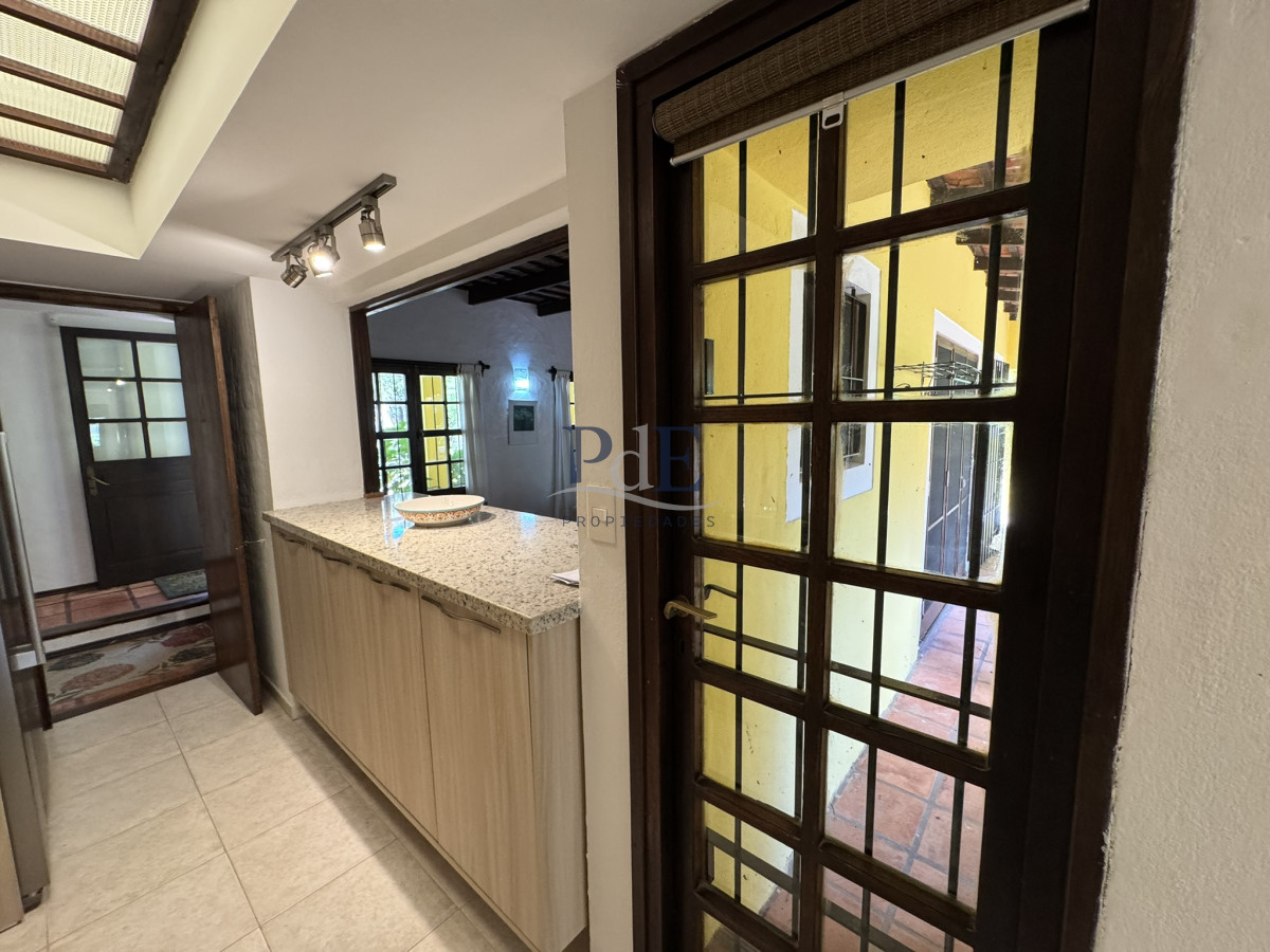 Casa de 3 dormitorios, 2 baños y amplias galerías. Punta del Este - Imagen 25