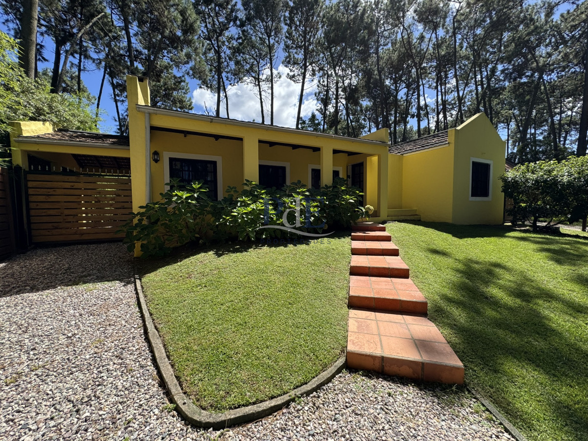 Casa de 3 dormitorios, 2 baños y amplias galerías. Punta del Este - Imagen 3
