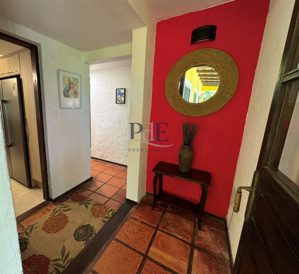 Casa de 3 dormitorios, 2 baños y amplias galerías. Punta del Este - Imagen 9