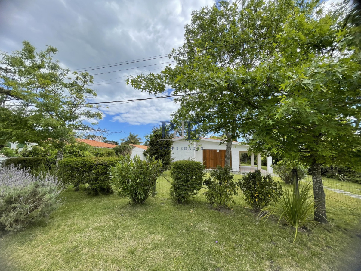 Casa en venta de 3 dormitorios más casa de huéspedes | Playa Mansa. - Imagen 49