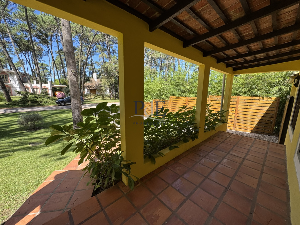 Casa de 3 dormitorios, 2 baños y amplias galerías. Punta del Este - Imagen 1