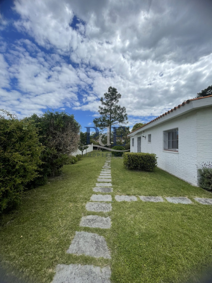 Casa en venta de 3 dormitorios más casa de huéspedes | Playa Mansa. - Imagen 8