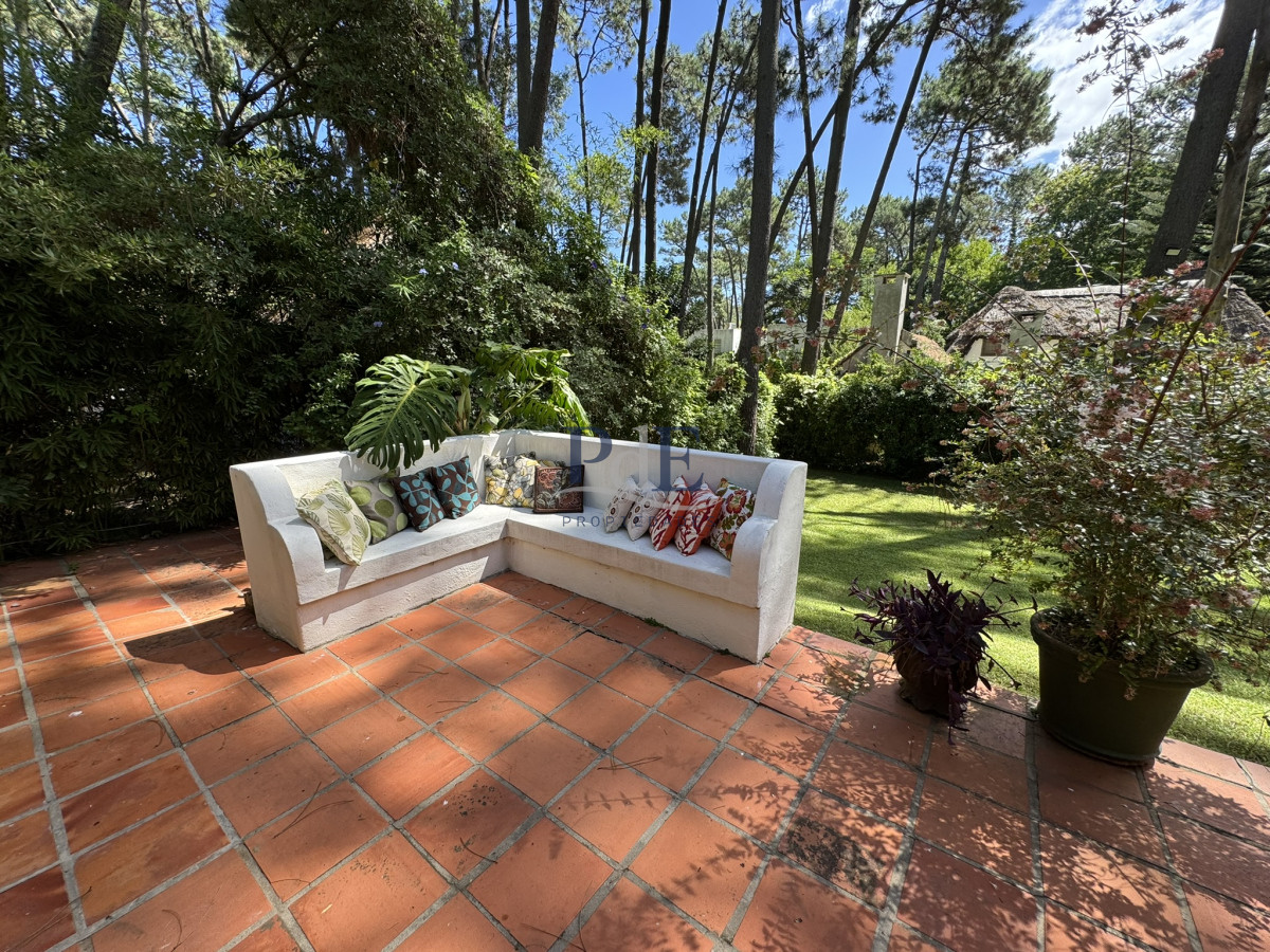Casa de 3 dormitorios, 2 baños y amplias galerías. Punta del Este - Imagen 37