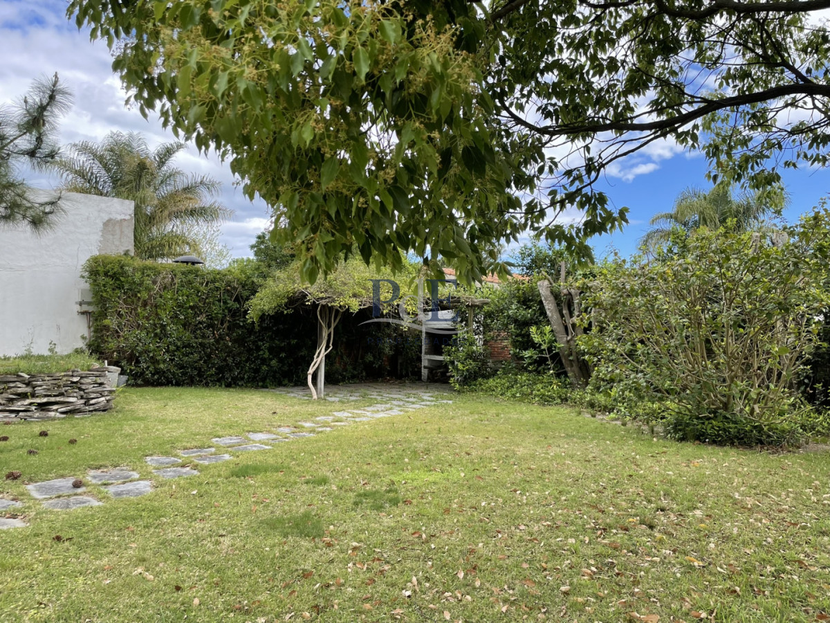 Casa en venta de 3 dormitorios más casa de huéspedes | Playa Mansa. - Imagen 46