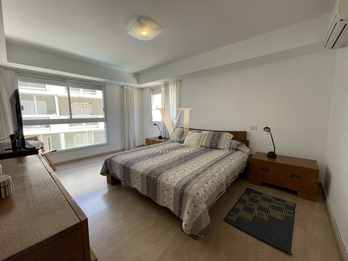 Apartamento ID.699 - Edificio bajo en Playa Brava, primera línea  al mar. Con parrillero propio.