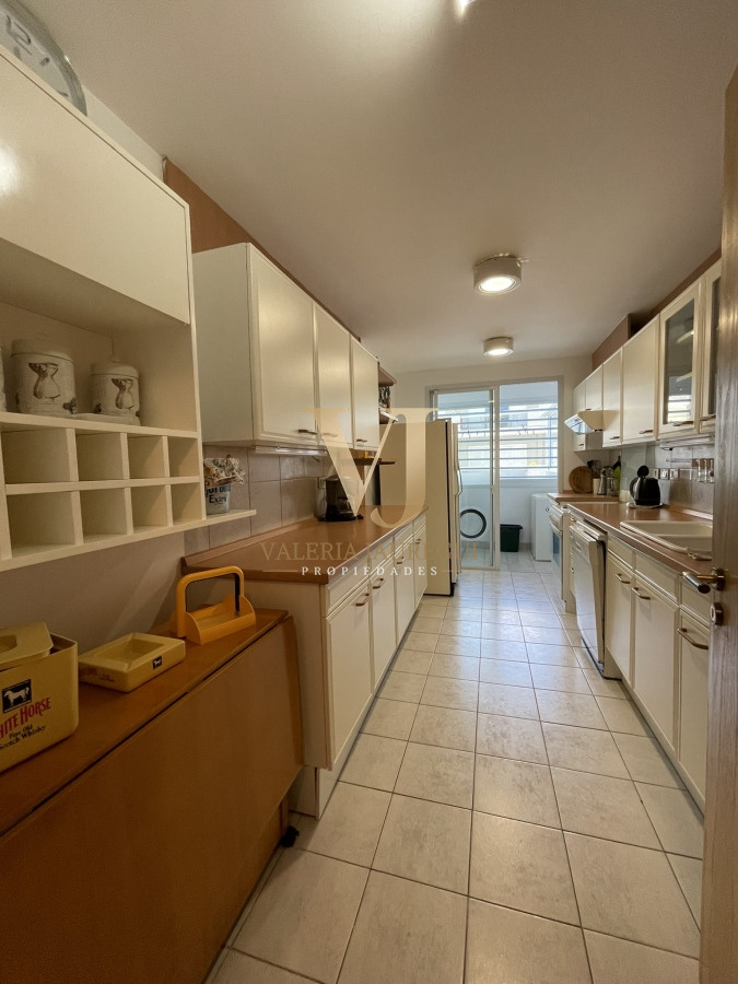 Apartamento ID.699 - Edificio bajo en Playa Brava, primera línea  al mar. Con parrillero propio.