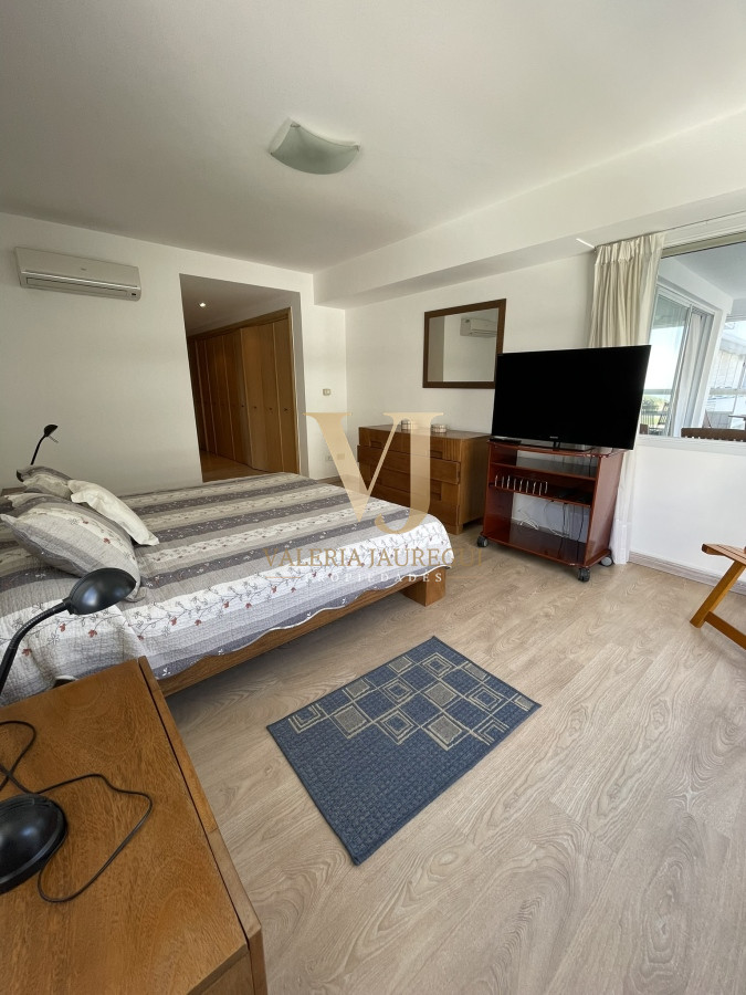 Apartamento ID.699 - Edificio bajo en Playa Brava, primera línea  al mar. Con parrillero propio.