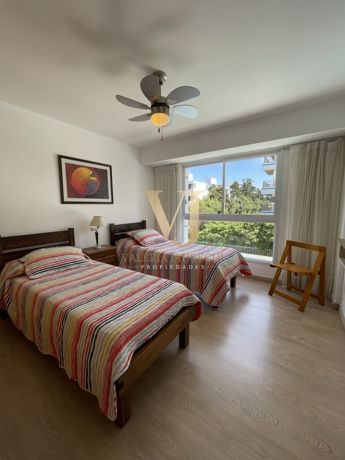 Apartamento ID.699 - Edificio bajo en Playa Brava, primera línea  al mar. Con parrillero propio.