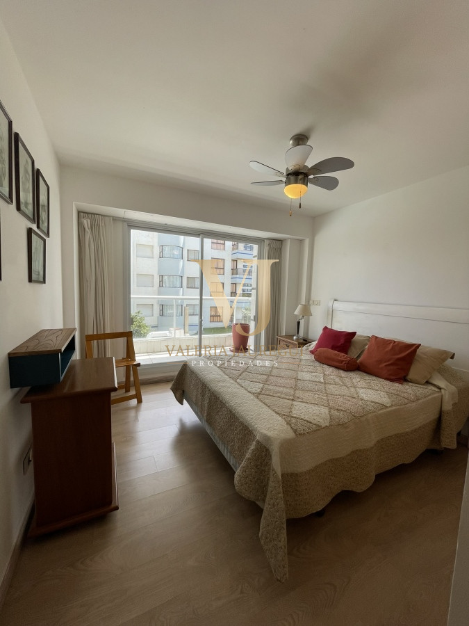 Apartamento ID.699 - Edificio bajo en Playa Brava, primera línea  al mar. Con parrillero propio.
