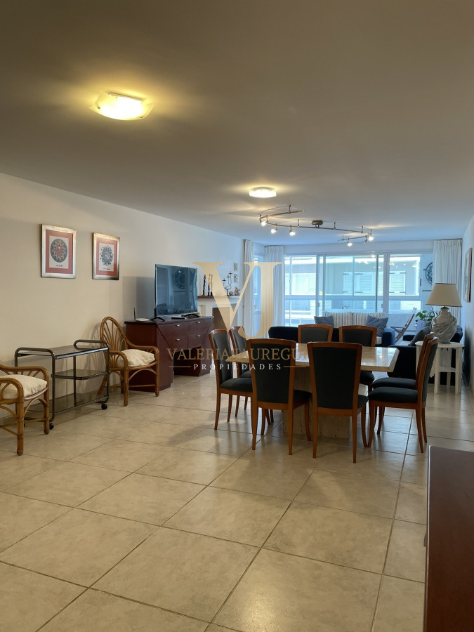 Apartamento ID.699 - Edificio bajo en Playa Brava, primera línea  al mar. Con parrillero propio.