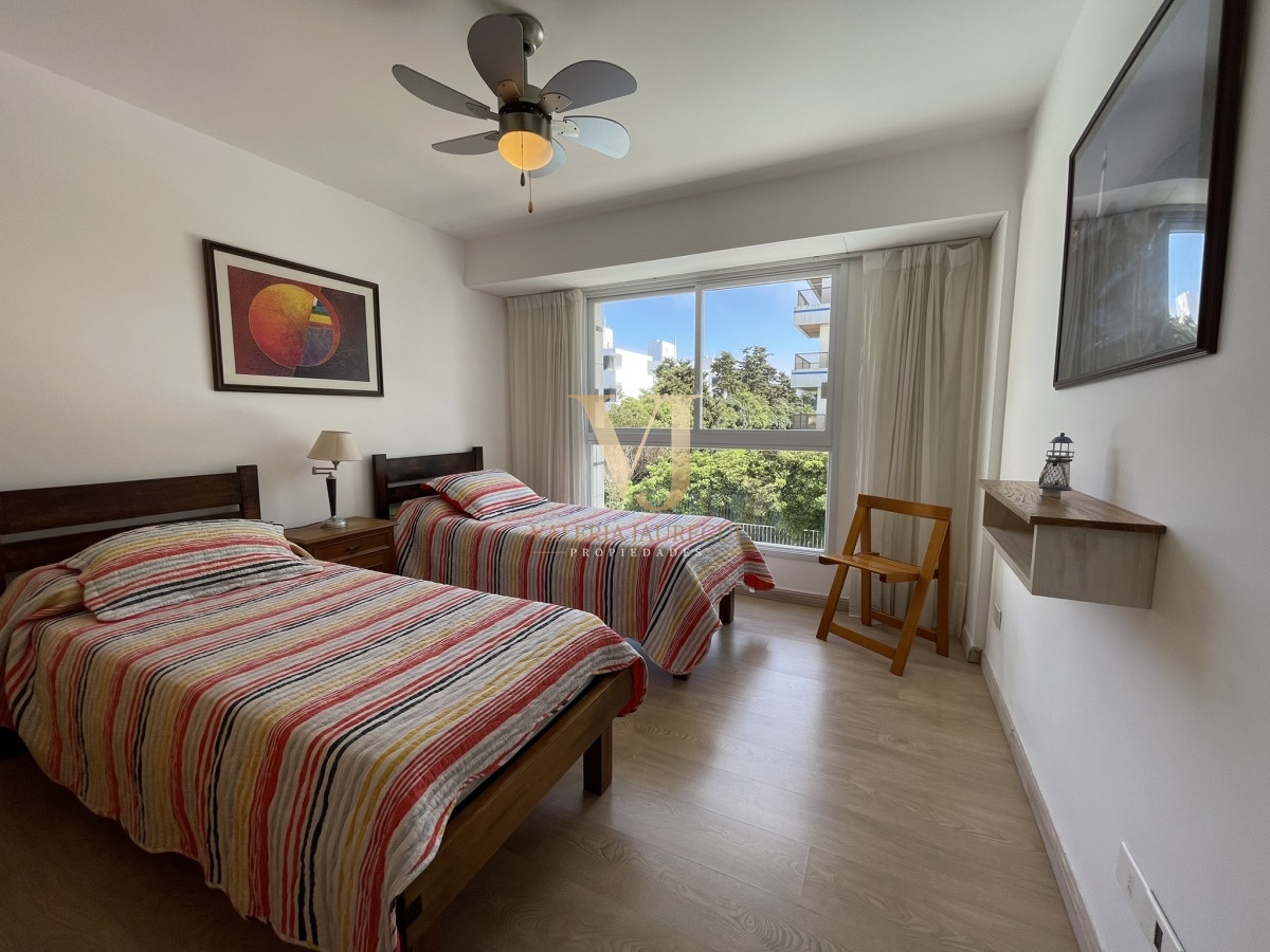 Apartamento ID.699 - Edificio bajo en Playa Brava, primera línea  al mar. Con parrillero propio.