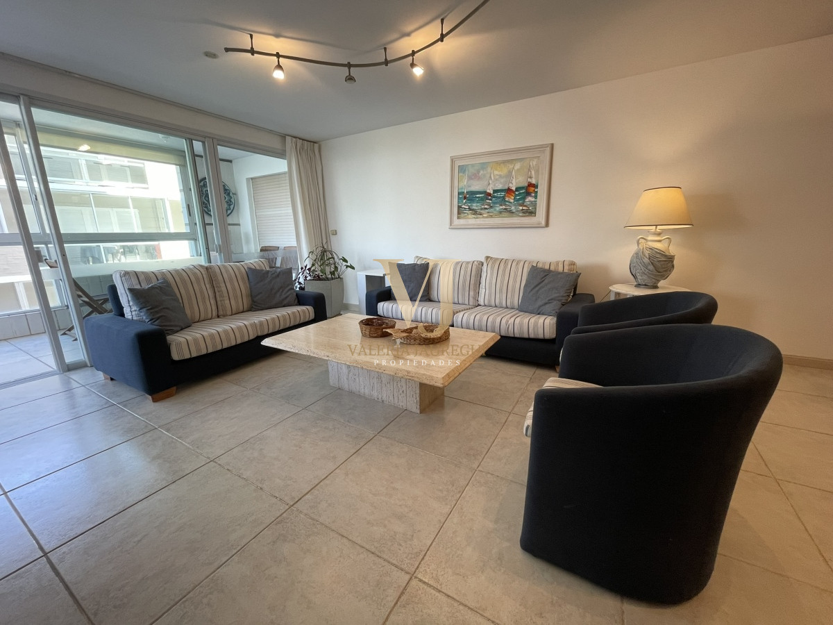 Apartamento ID.699 - Edificio bajo en Playa Brava, primera línea  al mar. Con parrillero propio.