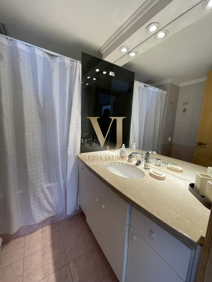 Apartamento ID.699 - Edificio bajo en Playa Brava, primera línea  al mar. Con parrillero propio.