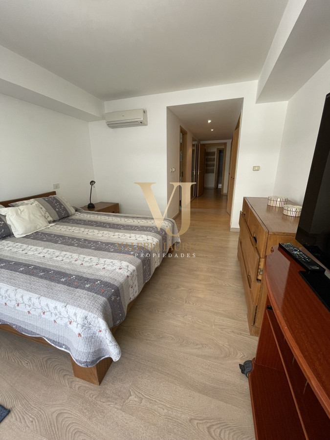 Apartamento ID.699 - Edificio bajo en Playa Brava, primera línea  al mar. Con parrillero propio.