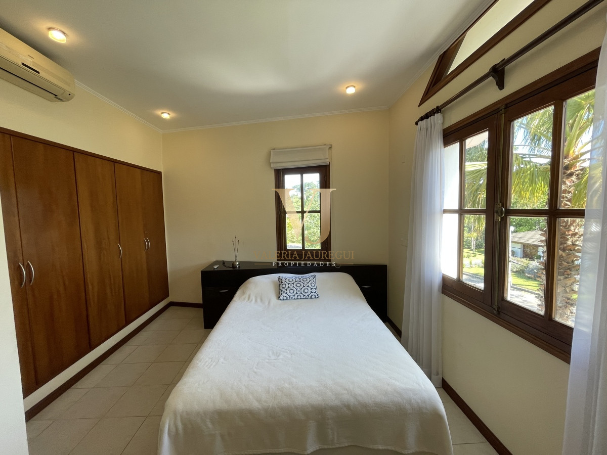 Casa ID.906 - Mansa, selecta propiedad con gran capacidad, pileta climatizada y muy bien equipada.