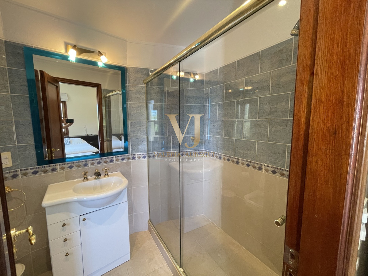 Casa ID.906 - Mansa, selecta propiedad con gran capacidad, pileta climatizada y muy bien equipada.