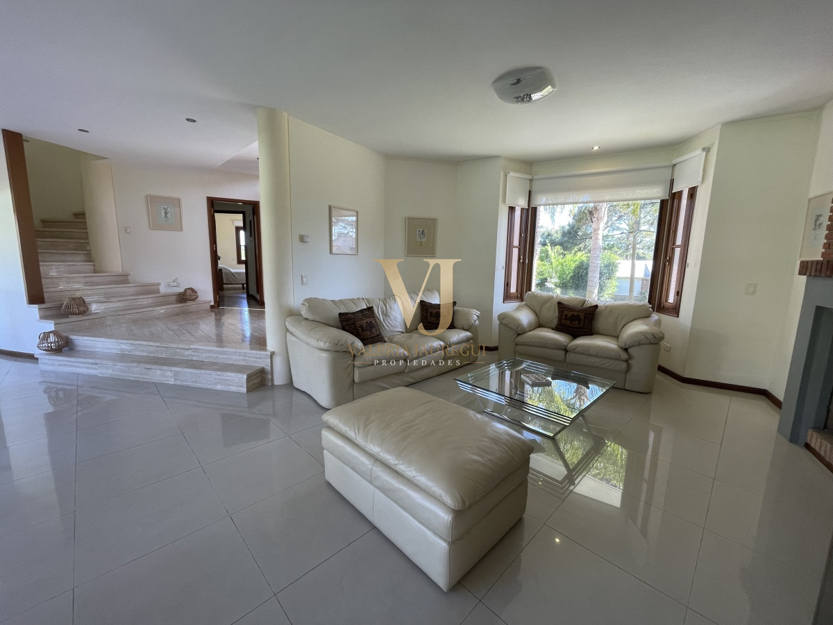 Casa ID.906 - Mansa, selecta propiedad con gran capacidad, pileta climatizada y muy bien equipada.