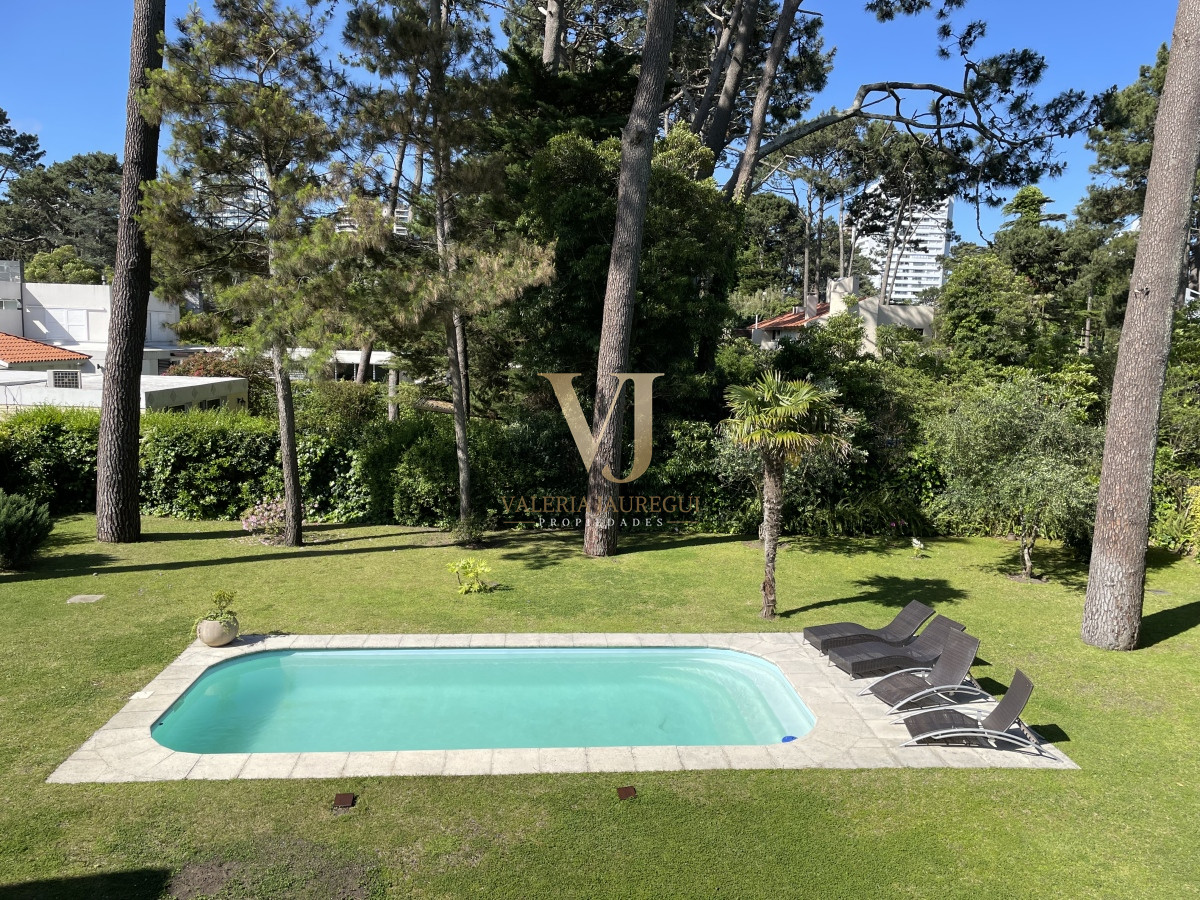 Casa ID.906 - Mansa, selecta propiedad con gran capacidad, pileta climatizada y muy bien equipada.