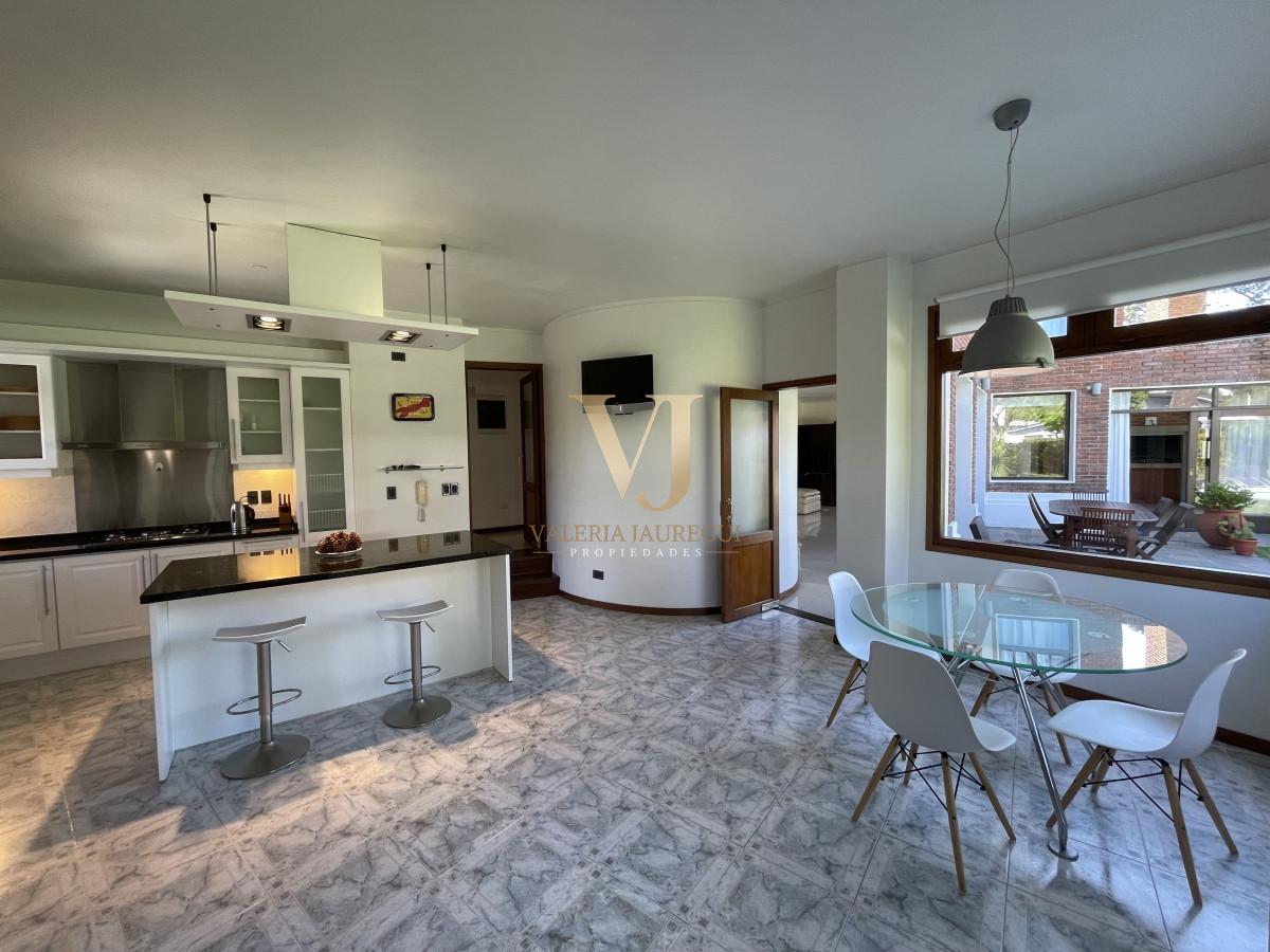 Casa ID.906 - Mansa, selecta propiedad con gran capacidad, pileta climatizada y muy bien equipada.