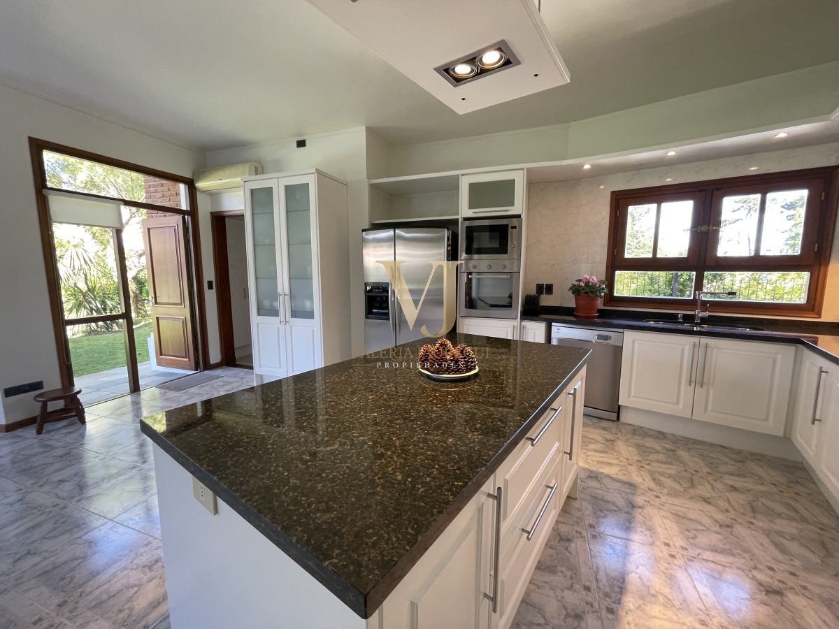 Casa ID.906 - Mansa, selecta propiedad con gran capacidad, pileta climatizada y muy bien equipada.