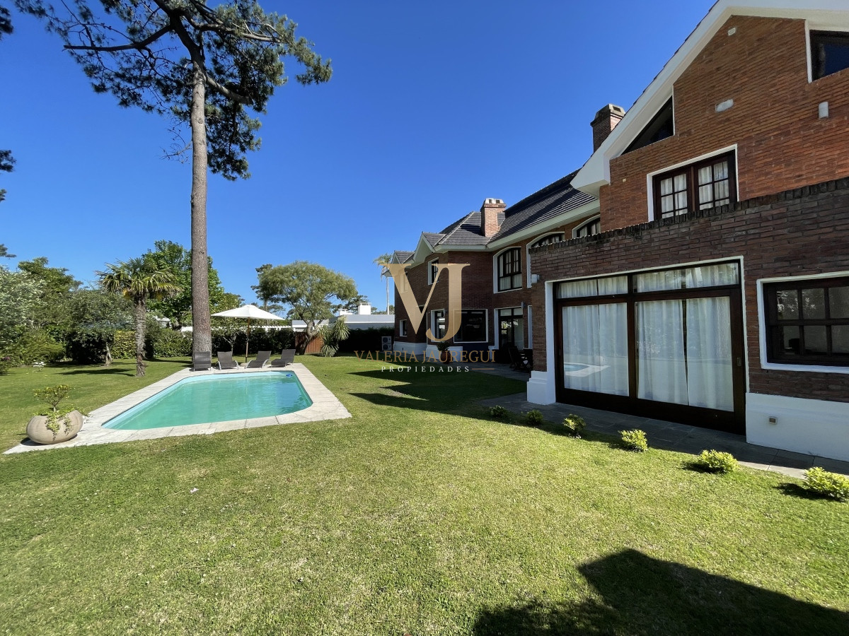 Casa ID.906 - Mansa, selecta propiedad con gran capacidad, pileta climatizada y muy bien equipada.