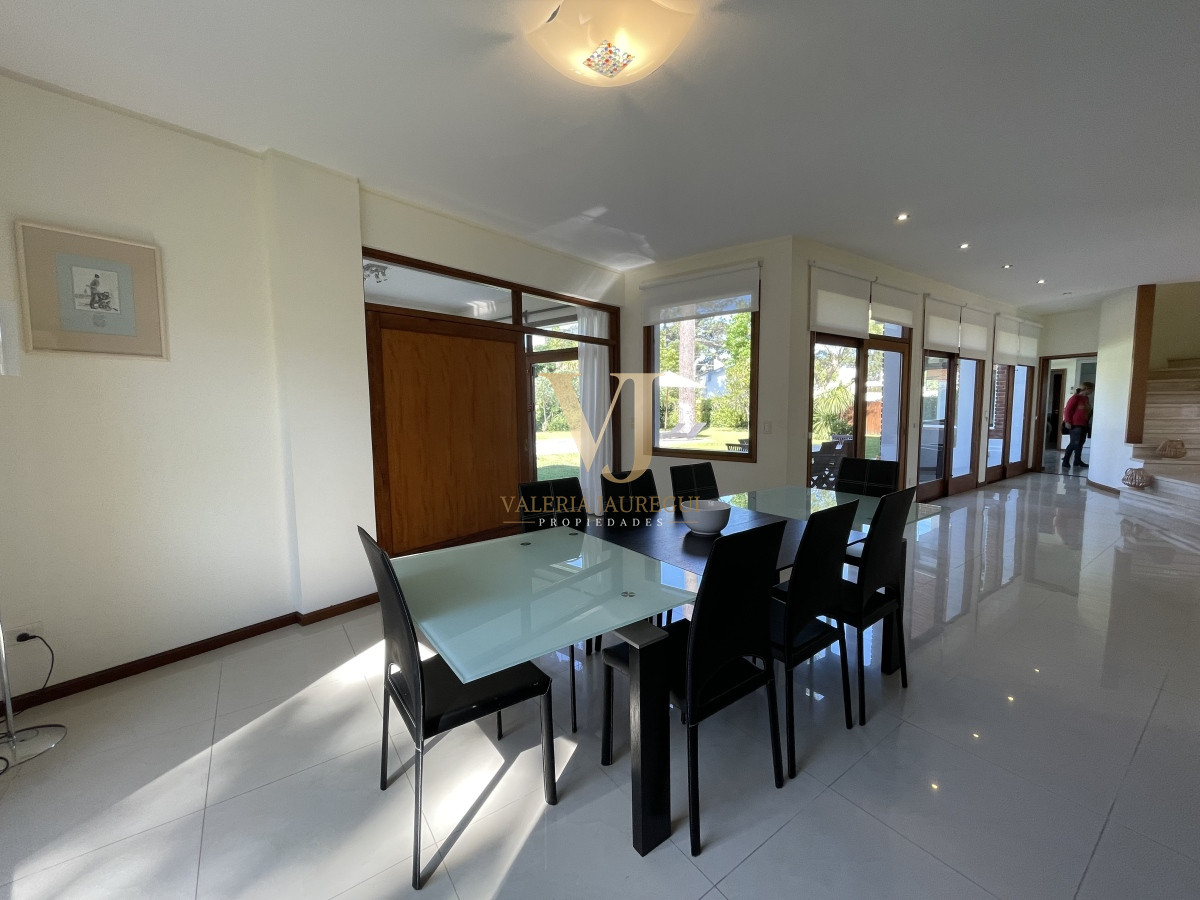 Casa ID.906 - Mansa, selecta propiedad con gran capacidad, pileta climatizada y muy bien equipada.
