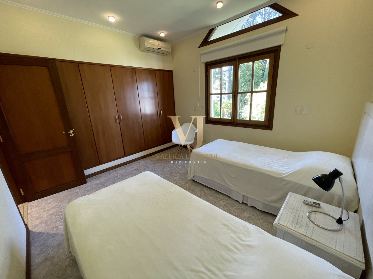 Casa ID.906 - Mansa, selecta propiedad con gran capacidad, pileta climatizada y muy bien equipada.