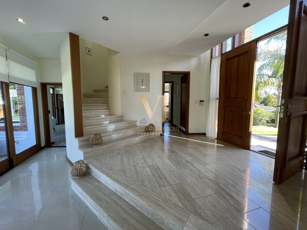 Casa ID.906 - Mansa, selecta propiedad con gran capacidad, pileta climatizada y muy bien equipada.