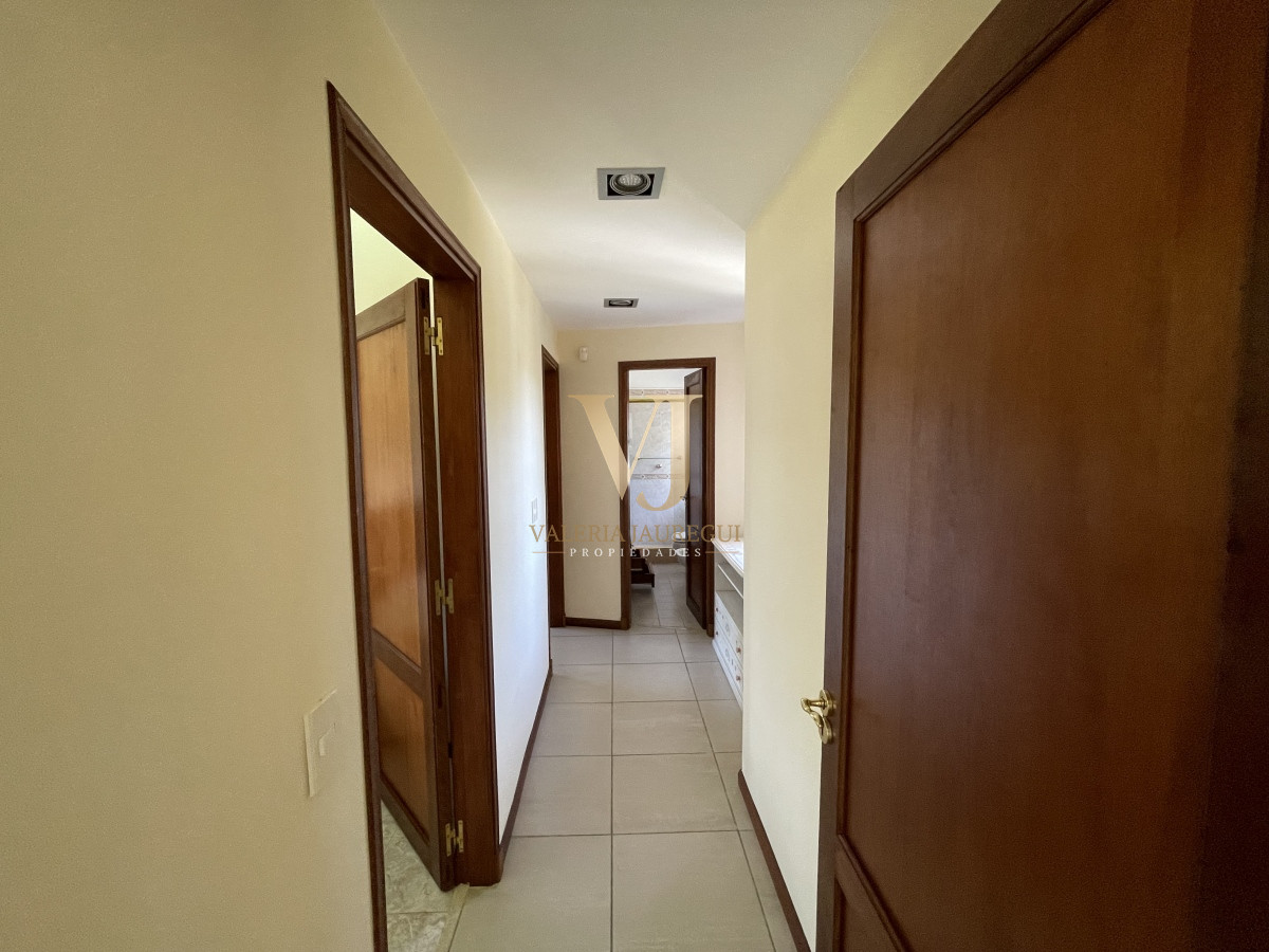 Casa ID.906 - Mansa, selecta propiedad con gran capacidad, pileta climatizada y muy bien equipada.