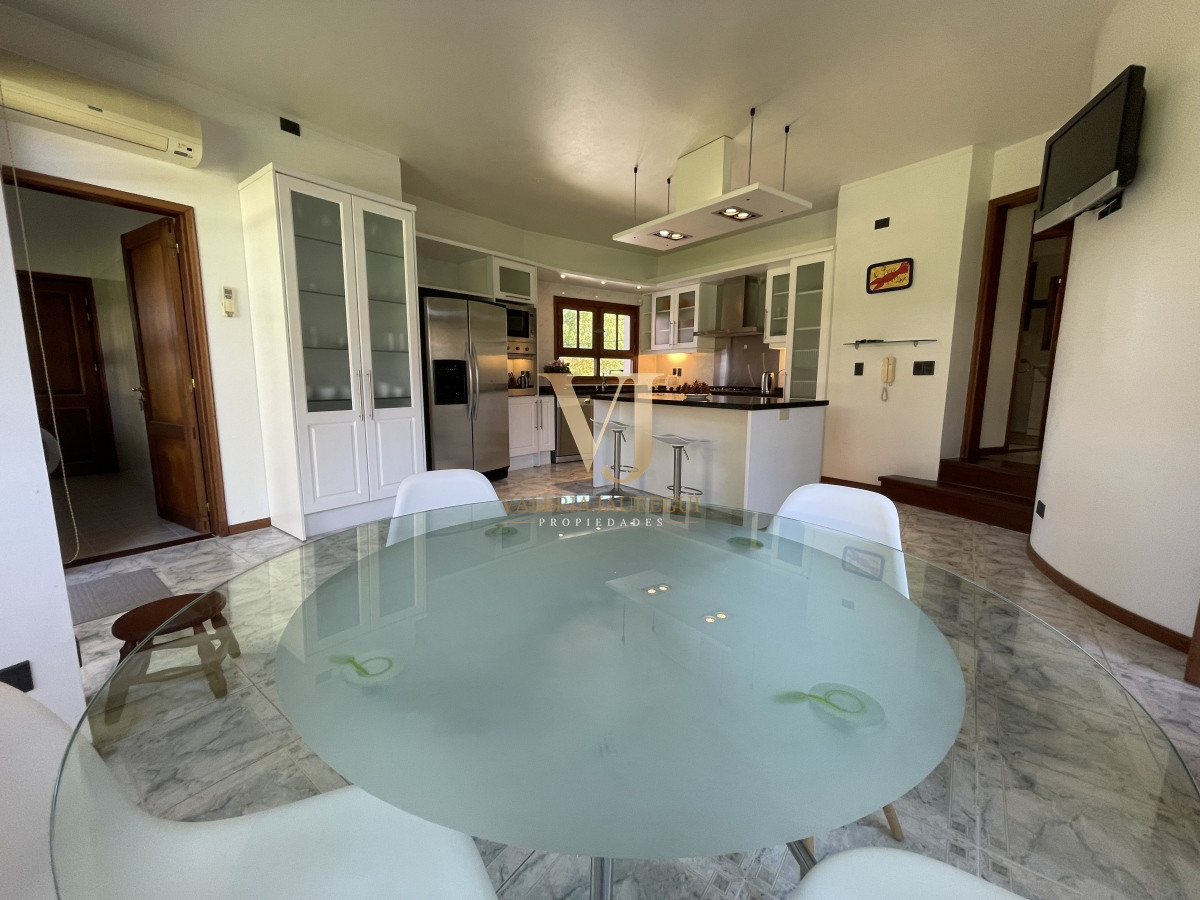 Casa ID.906 - Mansa, selecta propiedad con gran capacidad, pileta climatizada y muy bien equipada.