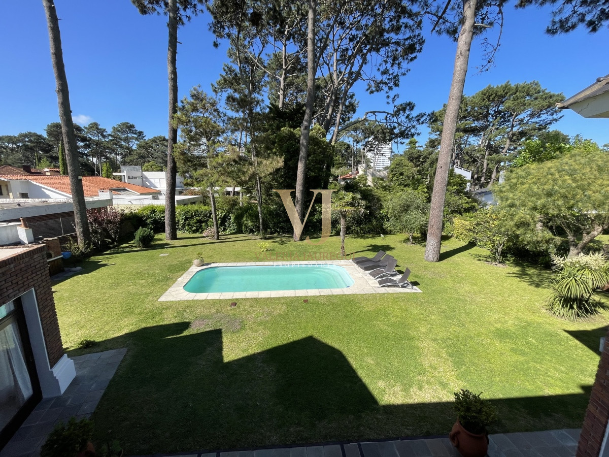 Casa ID.906 - Mansa, selecta propiedad con gran capacidad, pileta climatizada y muy bien equipada.