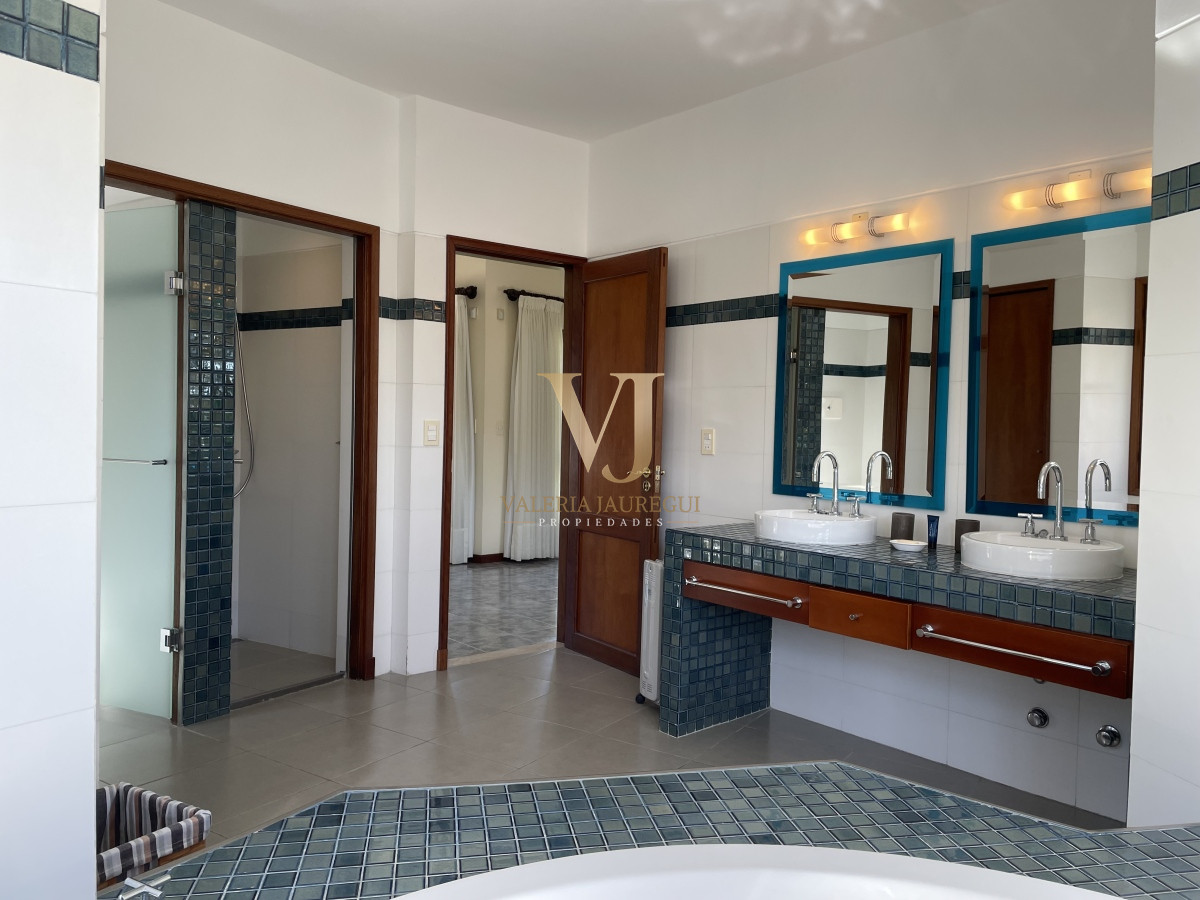 Casa ID.906 - Mansa, selecta propiedad con gran capacidad, pileta climatizada y muy bien equipada.
