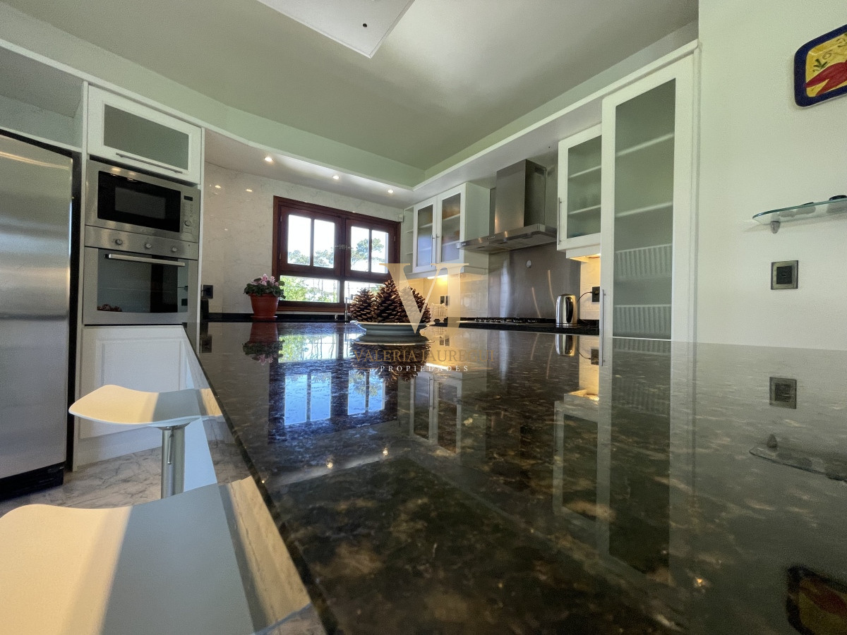 Casa ID.906 - Mansa, selecta propiedad con gran capacidad, pileta climatizada y muy bien equipada.