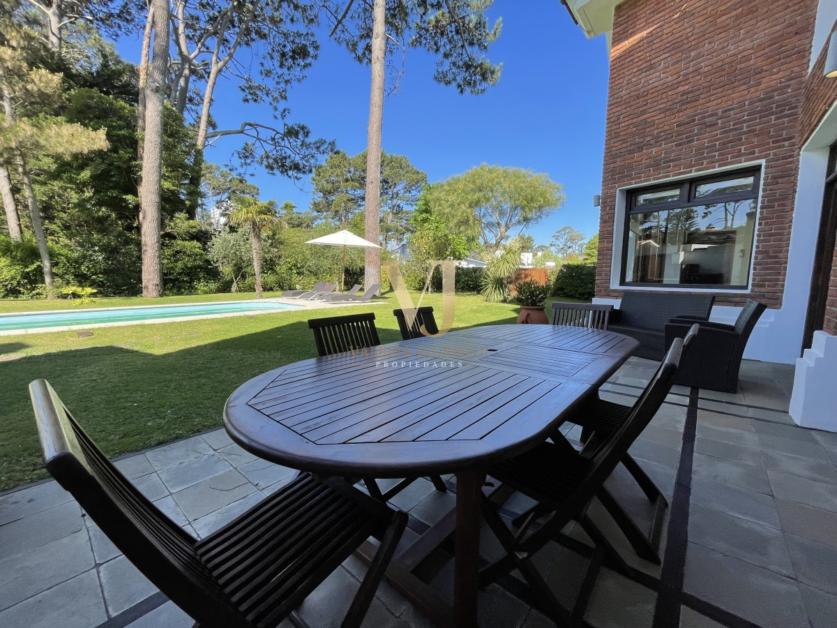 Casa ID.906 - Mansa, selecta propiedad con gran capacidad, pileta climatizada y muy bien equipada.