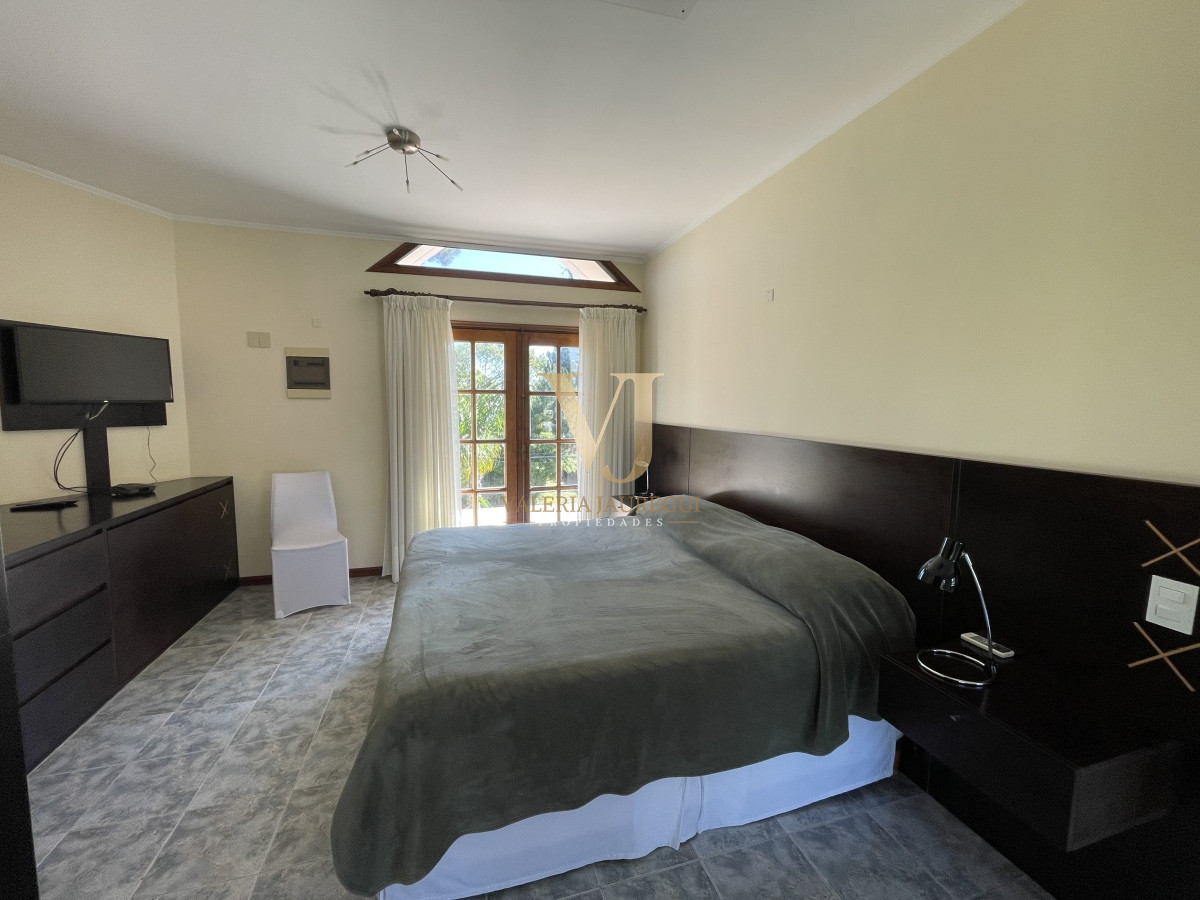 Casa ID.906 - Mansa, selecta propiedad con gran capacidad, pileta climatizada y muy bien equipada.