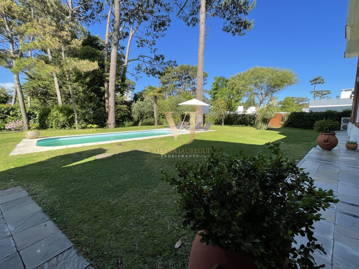 Casa ID.906 - Mansa, selecta propiedad con gran capacidad, pileta climatizada y muy bien equipada.