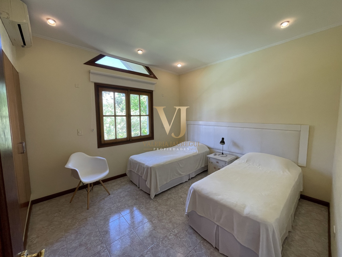 Casa ID.906 - Mansa, selecta propiedad con gran capacidad, pileta climatizada y muy bien equipada.