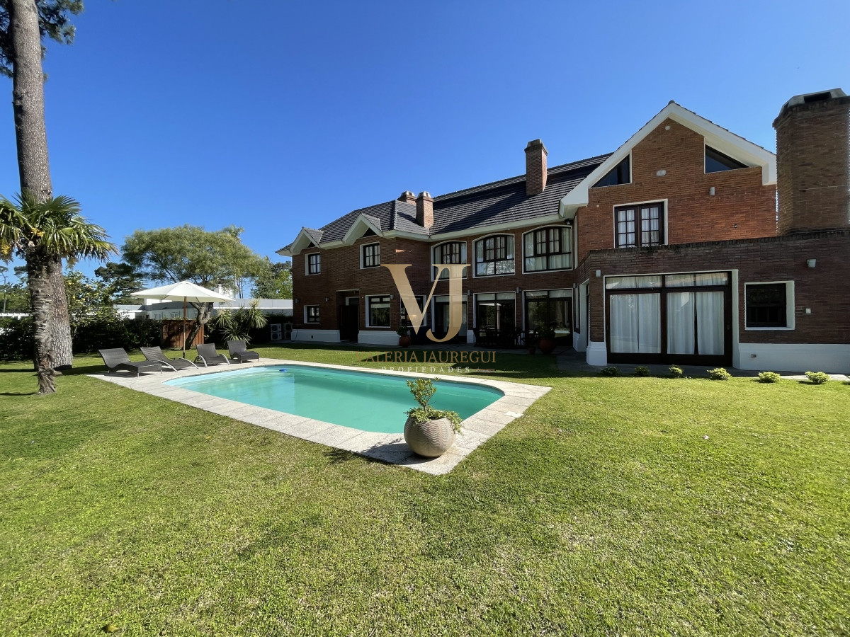 Casa ID.906 - Mansa, selecta propiedad con gran capacidad, pileta climatizada y muy bien equipada.